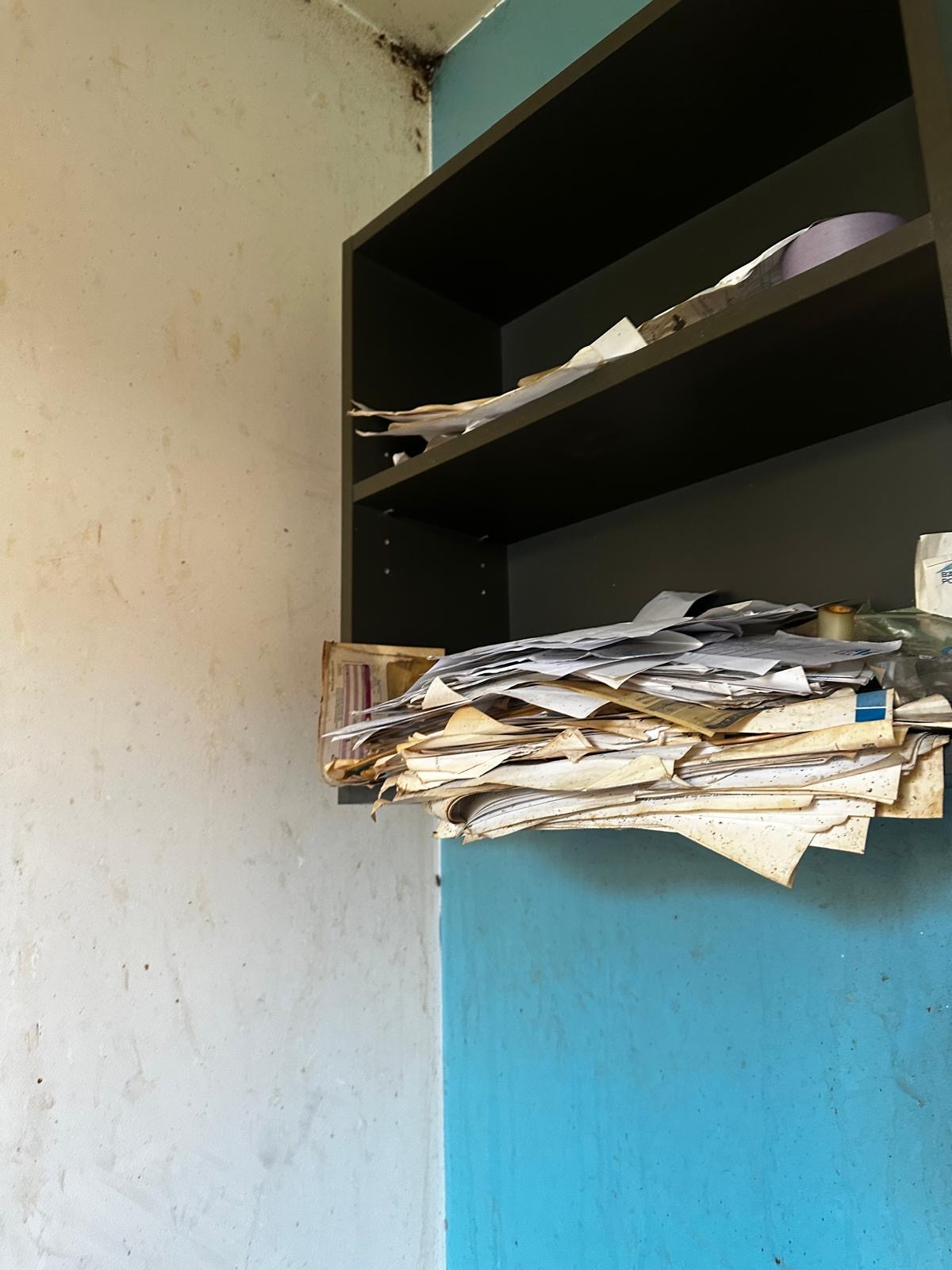 Étagère avec traces de nuisibles